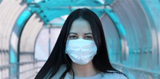 Médica afirma que vacina não isenta uso da máscara por até mais dois anos