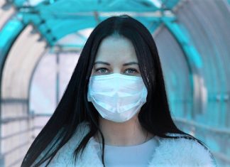 Médica afirma que vacina não isenta uso da máscara por até mais dois anos