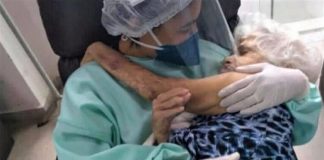 Técnica de enfermagem é clicada dando colo e fazendo carinho em uma idosa: Covid-19