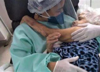 Técnica de enfermagem é clicada dando colo e fazendo carinho em uma idosa: Covid-19