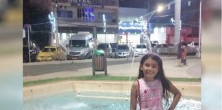 Mãe compartilhou foto da filha tirada pouco antes dela morrer ao tocar na decoração de Natal