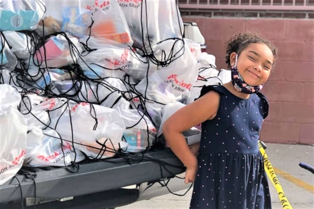 Garotinha de 6 anos presenteia “bolsas da felicidade” para ajudar os moradores de rua