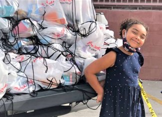 Garotinha de 6 anos presenteia “bolsas da felicidade” para ajudar os moradores de rua