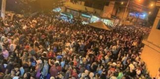 “Pagode da Covid” é promovido por milhares de pessoas sem máscaras na periferia de São Vicente, SP.