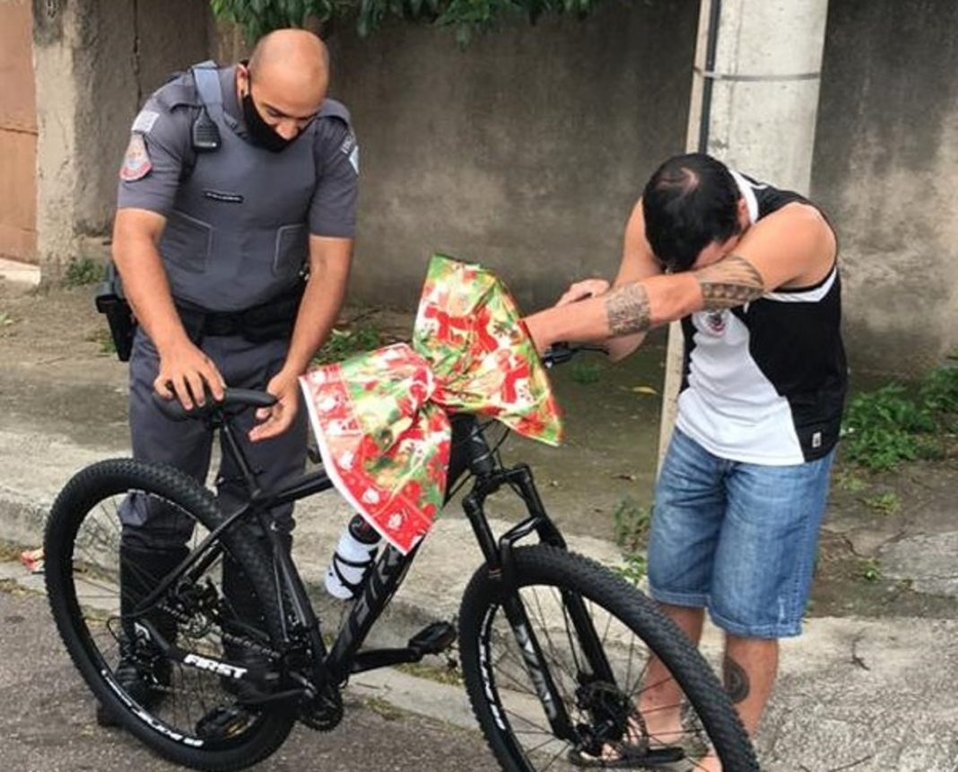 Policiais doaram bicicleta para entregador de comida que alugava bike de amigo para fazer entregas.