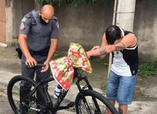 Policiais doaram bicicleta para entregador de comida que alugava bike de amigo para fazer entregas.