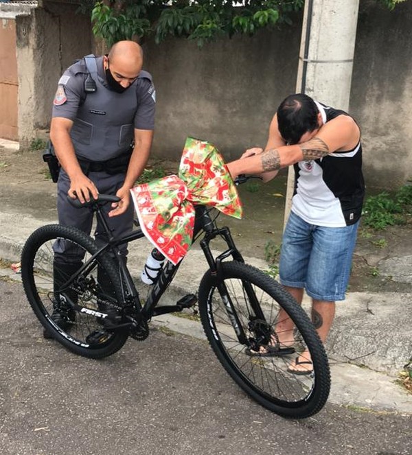 sensivel-mente.com - Policiais doaram bicicleta para entregador de comida que alugava bike de amigo para fazer entregas.