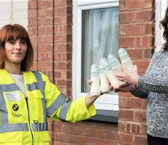 Mulher doa e distribui leite materno para bebês famintos e mães com problemas. Ajudando quem PRECISA !
