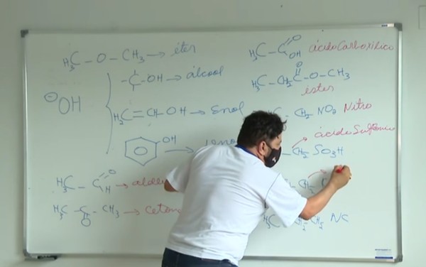 sensivel-mente.com - Professor é curado da Covid-19 após ser cuidado por um ex aluno que se tornou médico graças a ele.