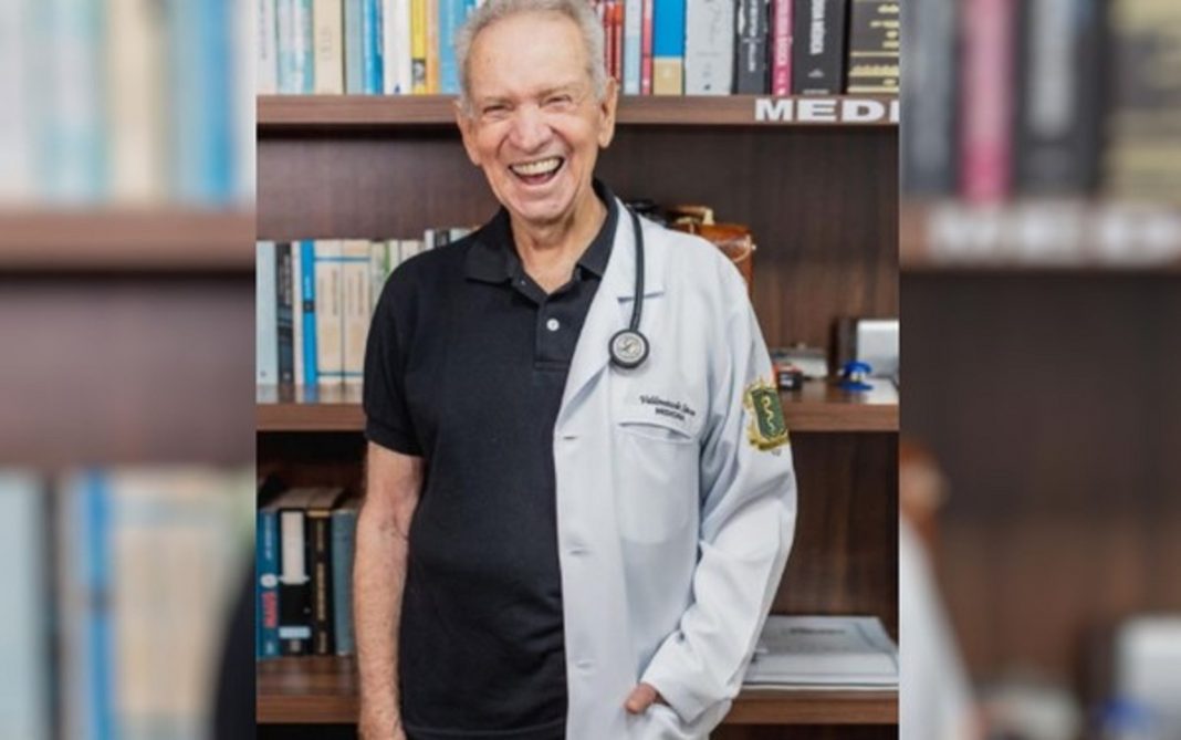 Valdomiro de Sousa que sonha ser médico conclui metade do curso aos 87 anos “Foi muito difícil, mas é um sonho de muitos anos”