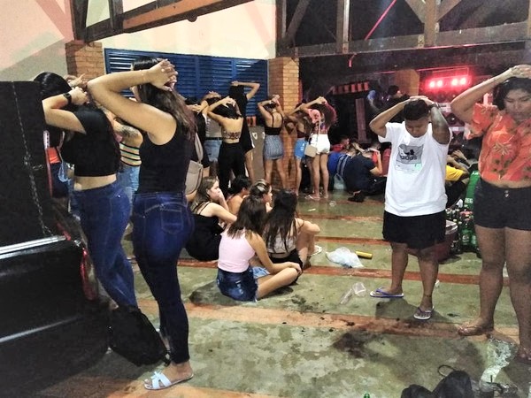 sensivel-mente.com - Festa feita por uma influencer que aglomerou 300 jovens sem máscaras é FECHADA pela PM em MT