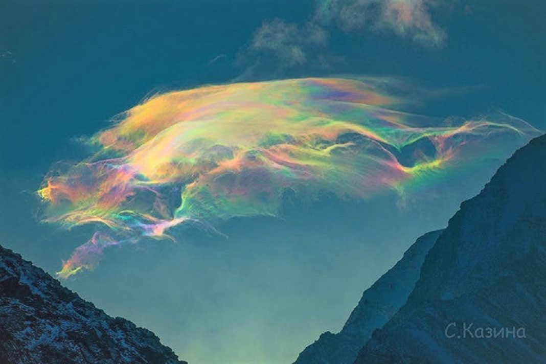Fascinantes nuvens com cores do arco-íris foram clicadas em um pico da Sibéria