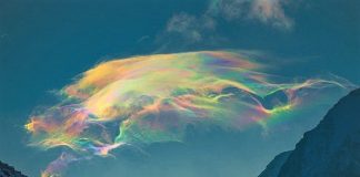 Fascinantes nuvens com cores do arco-íris foram clicadas em um pico da Sibéria
