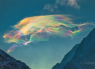 Fascinantes nuvens com cores do arco-íris foram clicadas em um pico da Sibéria