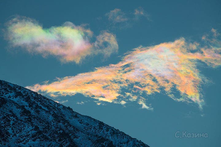2 3 - Fascinantes nuvens com cores do arco-íris foram clicadas em um pico da Sibéria