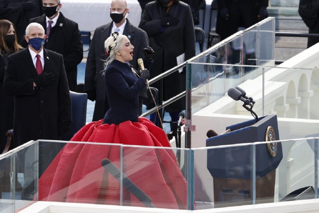 Lady Gaga emociona ao cantar hino dos EUA na posse de Joe Biden