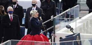 Lady Gaga emociona ao cantar hino dos EUA na posse de Joe Biden