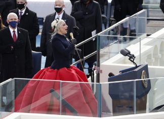 Lady Gaga emociona ao cantar hino dos EUA na posse de Joe Biden