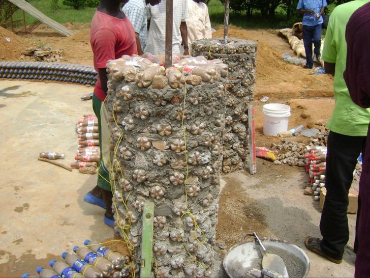 sensivel-mente.com - Nigeriano constrói casa com 14.800 garrafas plásticas reutilizadas. É mais sólido que tijolo