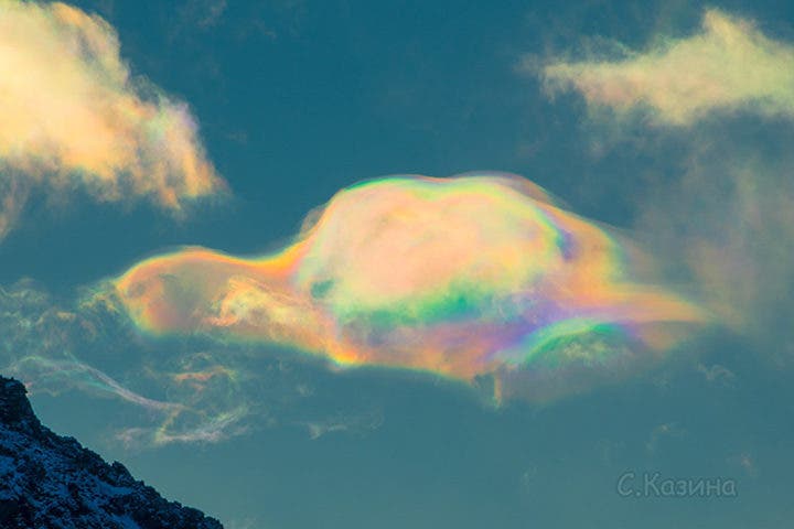3 3 - Fascinantes nuvens com cores do arco-íris foram clicadas em um pico da Sibéria