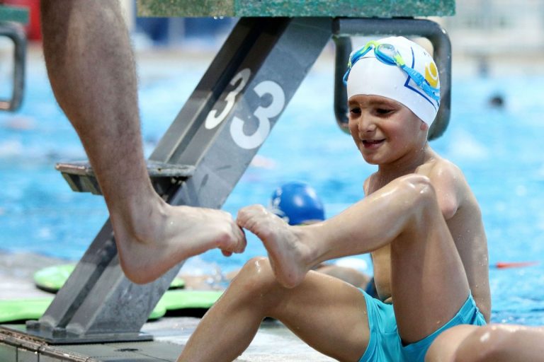 sensivel-mente.com - Menino sem braços, nadador de 10 anos, ganha título de atleta do ano