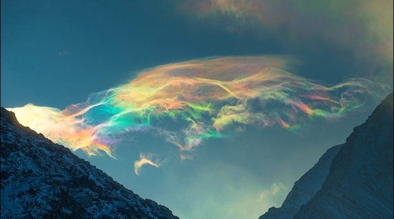 sensivel-mente.com - Fascinantes nuvens com cores do arco-íris foram clicadas em um pico da Sibéria