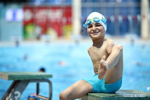 5 1 - Menino sem braços, nadador de 10 anos, ganha título de atleta do ano