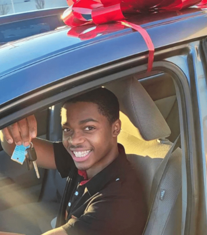 sensivel-mente.com - Mulher deu um carro novo a um jovem que caminhava 11 km todos os dias para chegar ao trabalho