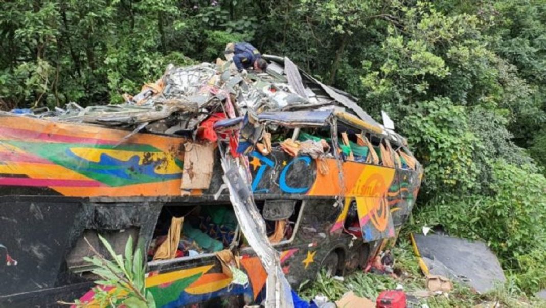 Acidente com ônibus em Guaratuba (PR) deixa vários mortos e feridos