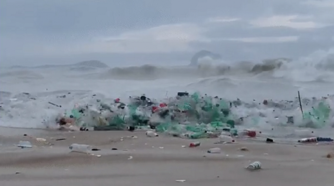 “Ondas de lixo” na praia de São Conrado, RJ, chocam internautas no mundo; Vídeo