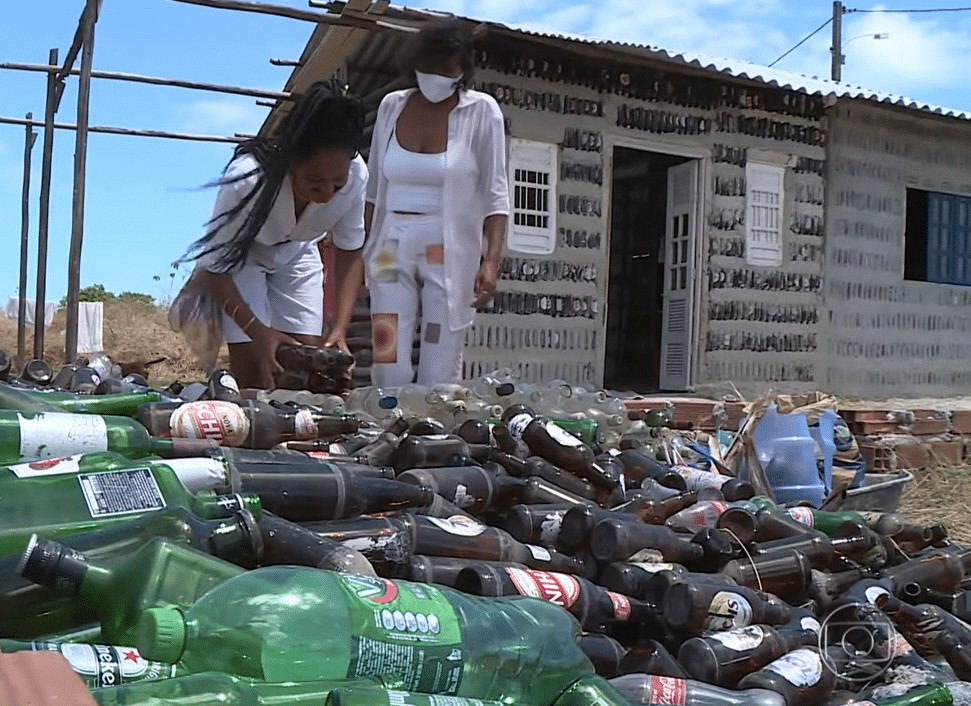 sensivel-mente.com - M&atilde;e e filha constroem casa com garrafas de vidro extra&iacute;das do lixo