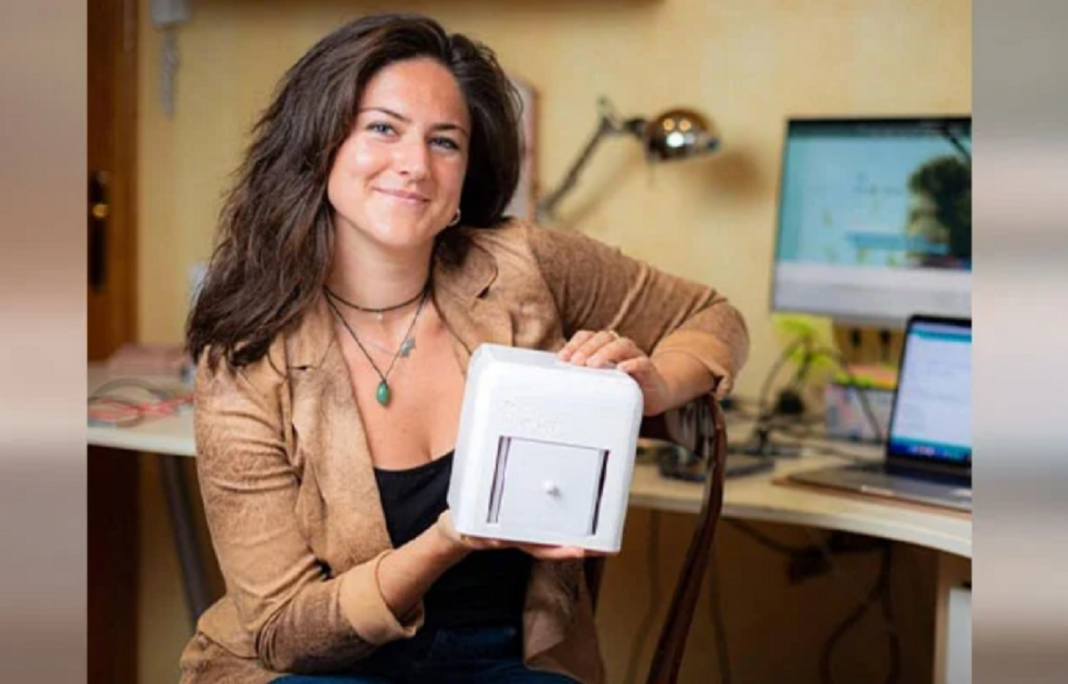 Jovem é premiada por inventar aparelho que detecta câncer de mama em casa