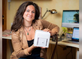 Jovem é premiada por inventar aparelho que detecta câncer de mama em casa