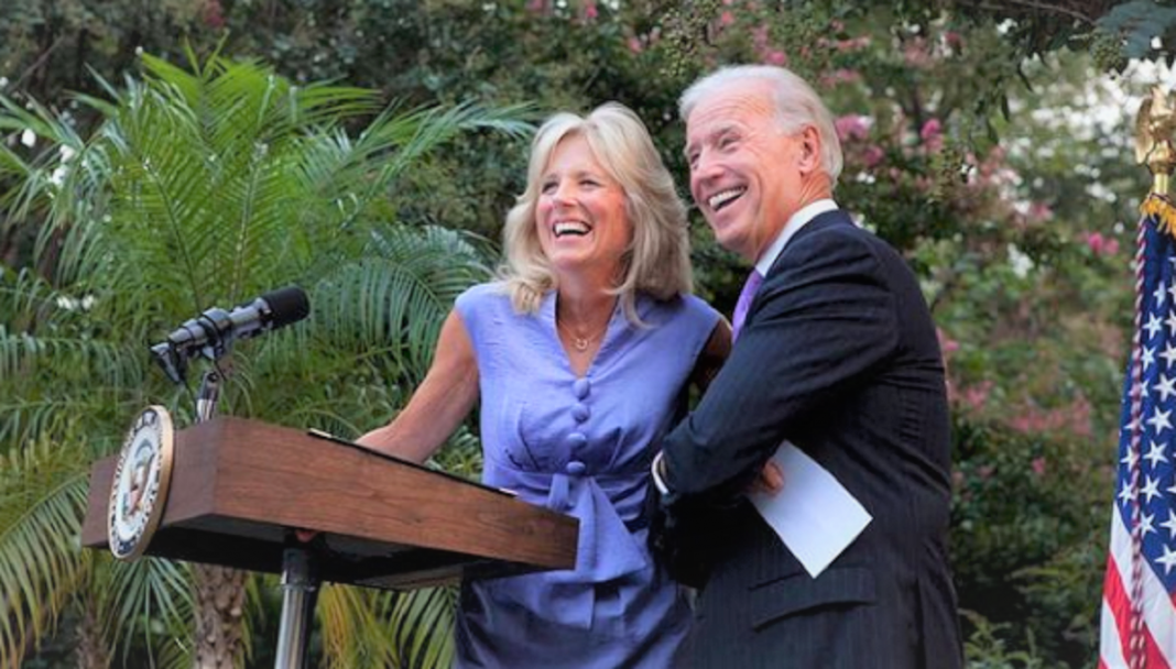 “Eu quero que o povo valorize os professores” diz Jill Biden que é doutora e primeira-dama americana