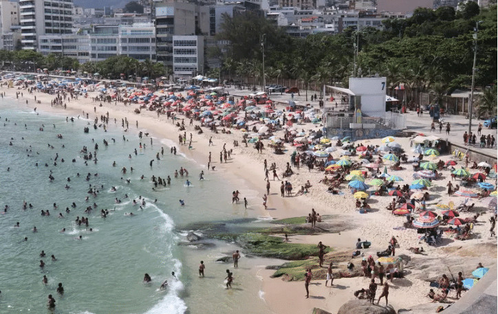 sensivel-mente.com - Mesmo com forte risco de cont&aacute;gio, praias do Rio de Janeiro lotam neste domingo (24).