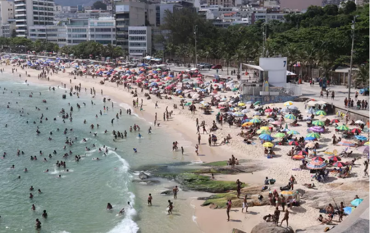 sensivel-mente.com - Mesmo com forte risco de contágio, praias do Rio de Janeiro lotam neste domingo (24).