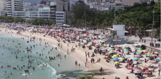 Mesmo com forte risco de contágio, praias do Rio de Janeiro lotam neste domingo (24).