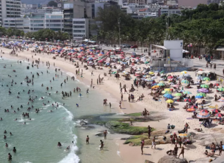 Mesmo com forte risco de contágio, praias do Rio de Janeiro lotam neste domingo (24).