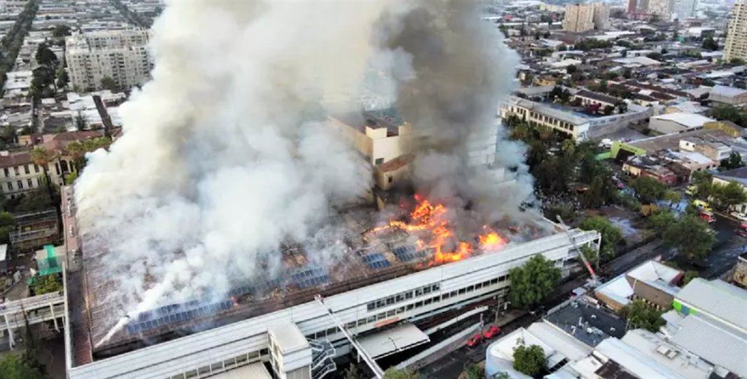 Incêndio de grandes proporções atinge Hospital em Santiago, Chile (vídeo)