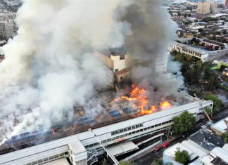 Incêndio de grandes proporções atinge Hospital em Santiago, Chile (vídeo)