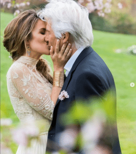 sensivel-mente.com - Richard Gere comemora, aos 73 anos, o nascimento de seu segundo filho com a esposa Alejandra Silva, 40