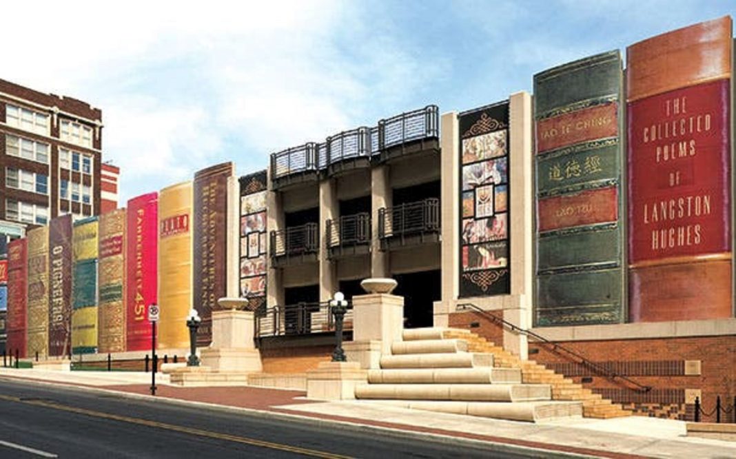 Biblioteca Pública de Kansas Tem Fachada Impressionante!