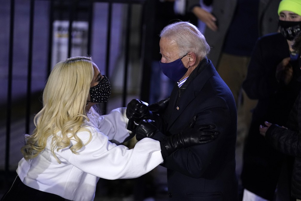 ap20308108390469 b - Lady Gaga emociona ao cantar hino dos EUA na posse de Joe Biden