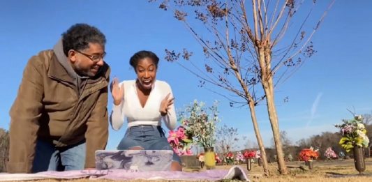 Jovem lê no túmulo da mãe uma carta de aceitação na universidade: “Ela está orgulhosa de mim”