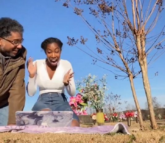 Jovem lê no túmulo da mãe uma carta de aceitação na universidade: “Ela está orgulhosa de mim”