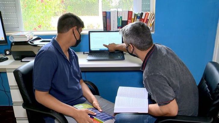 sensivel-mente.com - Pai começou a estudar direito para apoiar o seu filho com Asperger. Hoje, ambos estão formados