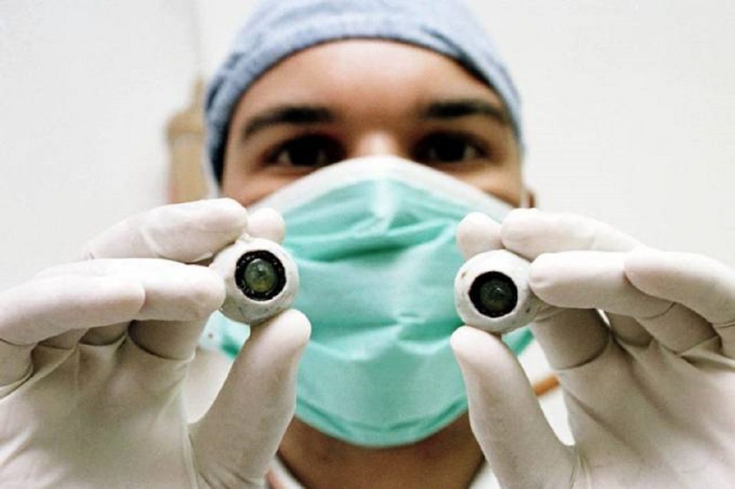 Médicos de Israel fazem o primeiro transplante de córnea artificial do mundo que restaurou a visão de um cego