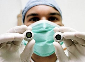 Médicos de Israel fazem o primeiro transplante de córnea artificial do mundo que restaurou a visão de um cego