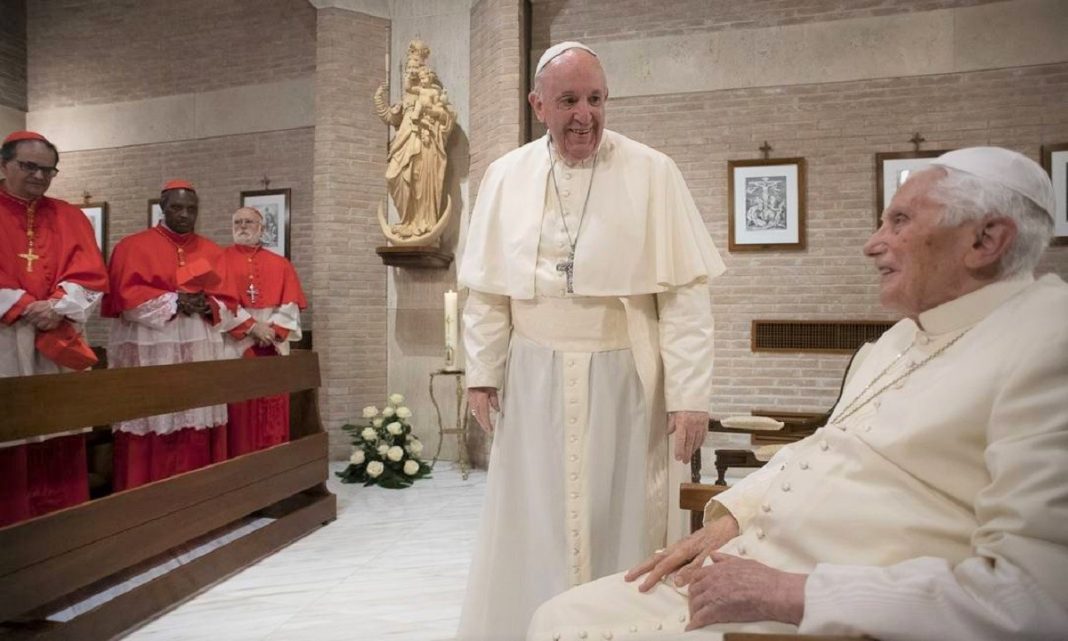 O Papa Francisco e o Papa emérito Bento XVI foram vacinados contra a Covid-19