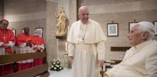 O Papa Francisco e o Papa emérito Bento XVI foram vacinados contra a Covid-19